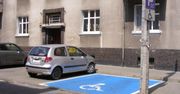 Miejsca parkingowe dla niepełnosprawnych w Poznaniu oznaczone jaskrawą farbą