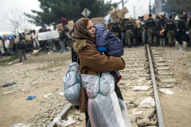 Demonstracja migrantów przy granicy z Macedonią. Władze wysłały wozy opancerzone