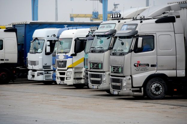 Ministerstwo chce zakazu wyprzedzania się ciężarówek