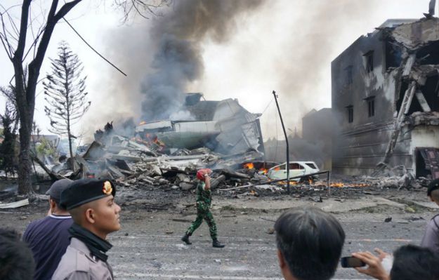 Indonezja: wojskowy samolot rozbił się w mieście Medan
