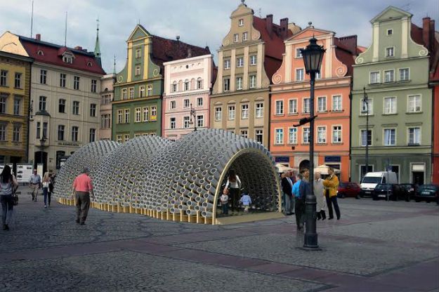Nietypowa konstrukcja stanęła na pl. Solnym we Wrocławiu. Czy wiesz, co jest wewnątrz niej?