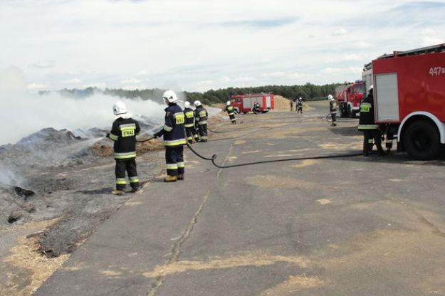 Pożary na lotnisku w Kąkolewie - policja nie wyklucza celowych podpaleń