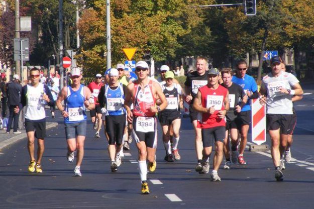 Ulicami Poznania pobiegną maratończycy - sporo utrudnień dla kierowców i pasażerów MPK