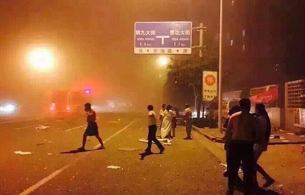 Potężne eksplozje i pożary w składzie materiałów wybuchowych w Tiencin w Chinach
