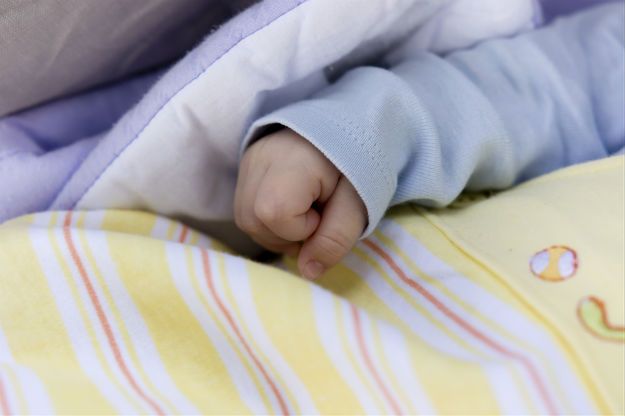 Nikt nie zajął się chorobą niemowlęcia. Nowe fakty ws. śmierci dziecka w Kamiennej Górze