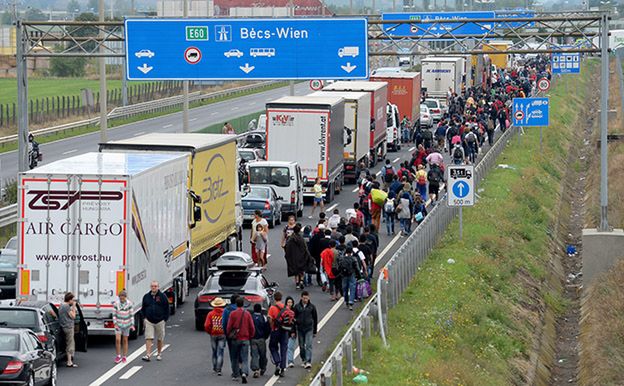 6500 uchodźców dotarło do Austrii, część jest w drodze do Niemiec