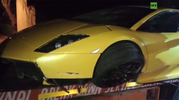 Lamborghini za 400 tys. euro rozbite na ulicy Nowego Delhi
