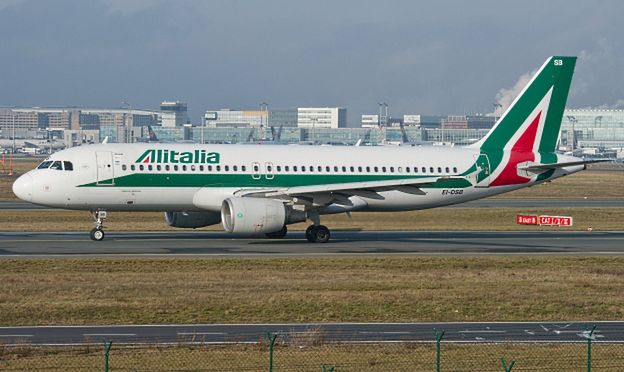 Linie Alitalia zawiesiły pilota, który strzelał w domu w powietrze