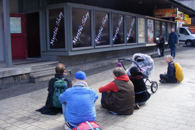 Poznaniacy medytowali przed sklepem z dopalaczami na ul. Głogowskiej