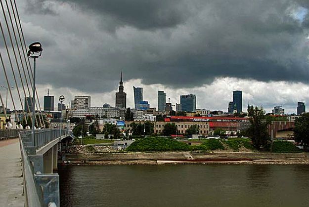 Niebo nad centrum Warszawy. "Przekroczono dopuszczalne normy"