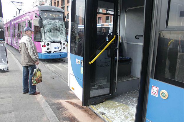 Zderzenie autobusu z tramwajem w Krakowie. Są ranni