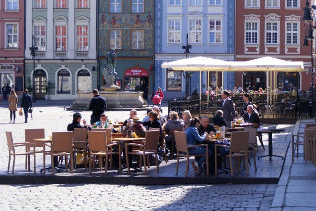 Ogródki na poznańskim Starym Rynku już po nowemu - restauratorzy narzekają