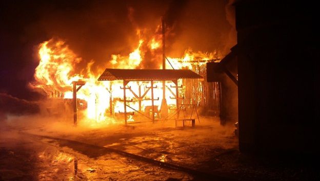 Spłonęła stolarnia w Pleszewie. Z pożarem walczyło 50 strażaków