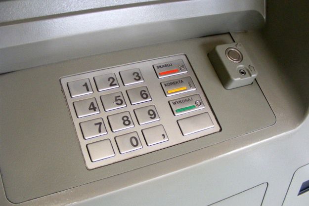 Przez nakładkę w bankomacie okradziono konta poznaniaków