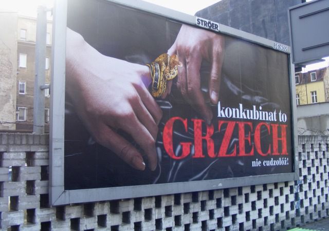 "Konkubinat to grzech" ostrzega billboard w centrum Poznania