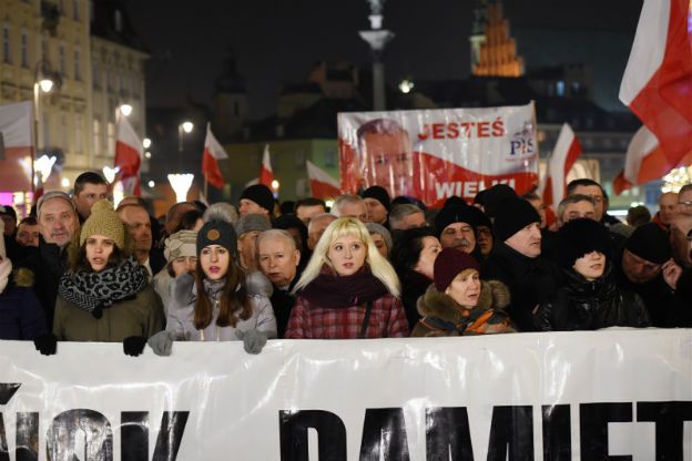 Gorąco na Krakowskim Przedmieściu. Jarosław Kaczyński: Polska zwycięży, wbrew swoim wrogom i zdrajcom