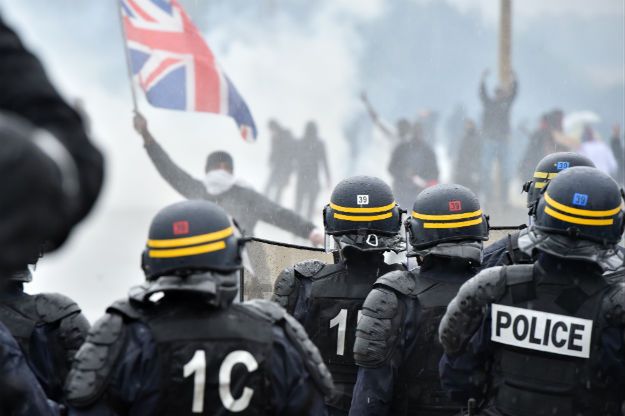 Francja: starcia w Calais w czasie nielegalnej manifestacji. W ruch poszły kamienie, trzech policjantów rannych