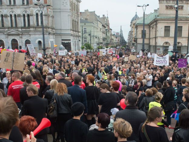 Marsz w Obronie Praw Kobiet przeszedł ul. Piotrkowską w Łodzi