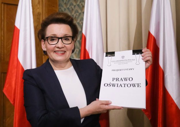 Reforma edukacji. Wydawcy podręczników ostrzegają minister Annę Zalewską