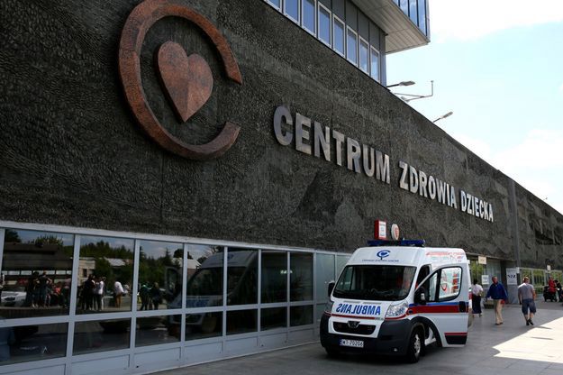 Jeżdżą zdezelowanymi karetkami. Największy szpital w Polsce prosi o pomoc