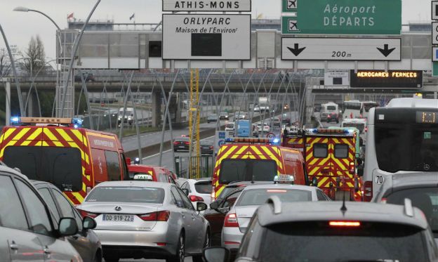 Strzały na lotnisku Orly w Paryżu. Napastnik krzyczał: "Jestem tu, by zginąć za Allaha"