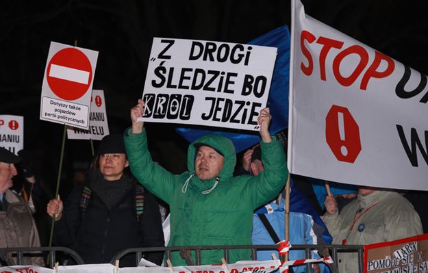 Sasin: protesty przeciw wizytom prezesa PiS na Wawelu to zdziczenie