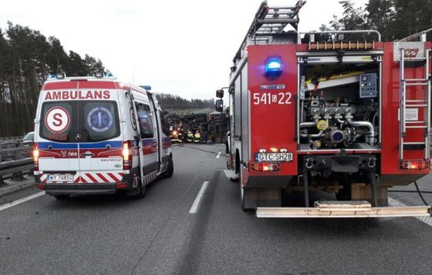 Autostrada A1 zablokowana. Jedna osoba nie żyje, ciężarówka leży na boku