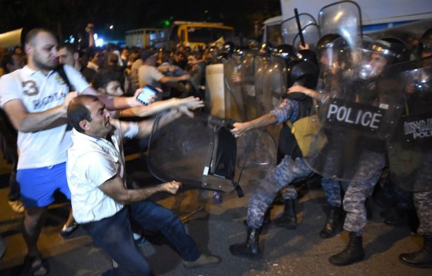 Armenia: aresztowania demonstrantów po gwałtownych starciach z policją