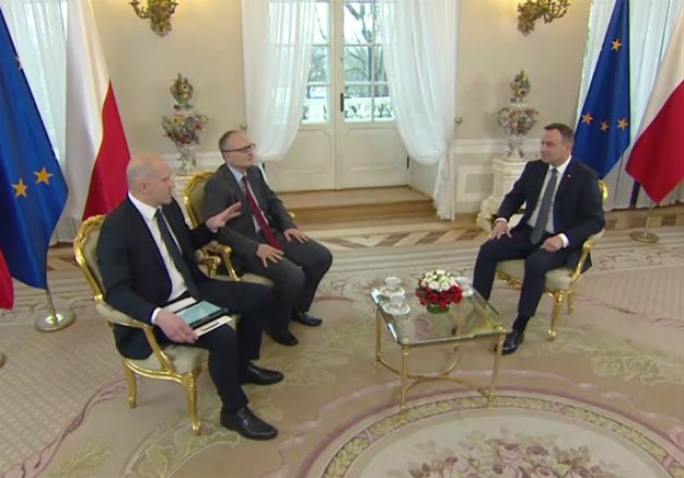 Andrzej Duda odpowiada na pytanie związane z jego zagrywką z debaty prezydenckiej. "Postawiłbym proporczyk"