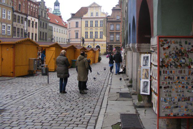 Jarmark świąteczny zasłania stoiska kupców z domków budniczych