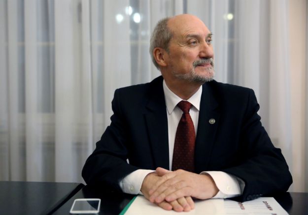 Macierewicz wytyka błędy byłemu rządowi. Ekspert: jak można coś kupić, jeżeli nie zna się ceny?