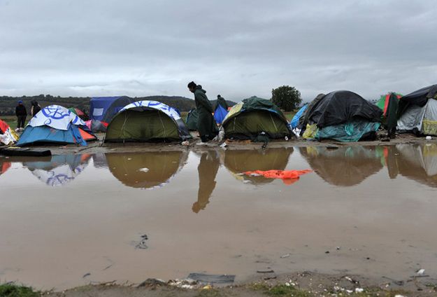 Młody Pakistańczyk ofiarą gwałtu zbiorowego w obozie na Lesbos