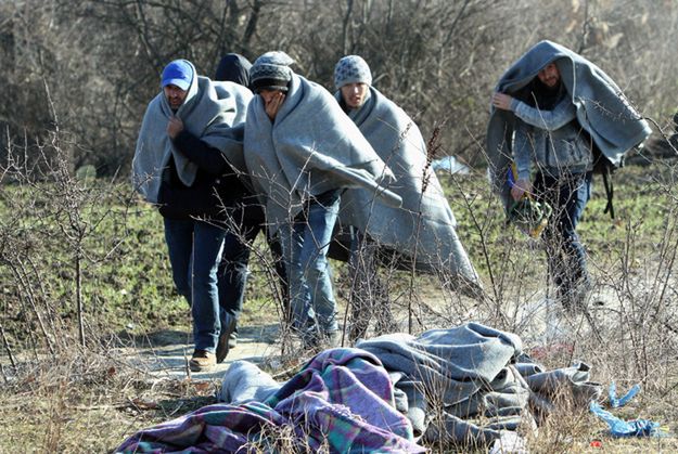 Kierowca porzucił na autostradzie ponad stu migrantów