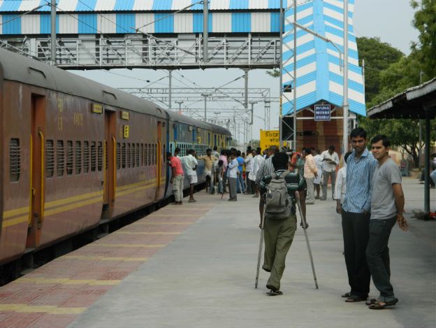 Katastrofa pociągu w Indiach. Co najmniej 32 ofiary śmiertelne, dziesiątki rannych