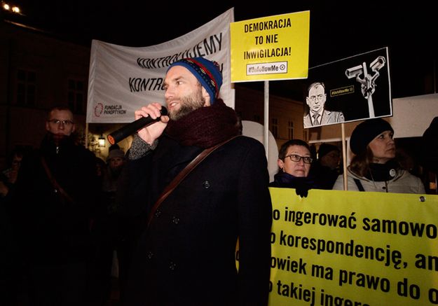 Manifestacja KOD w Warszawie. "Władzo, wyloguj się z mojego prywatnego życia!"