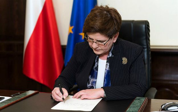 Premier Beata Szydło odpisuje na list 9-letniej Julii ws. programu "Rodzina 500+" i zaprasza dziewczynkę do KPRM. Eksperci oceniają, jak wpłynie to na wizerunek premier