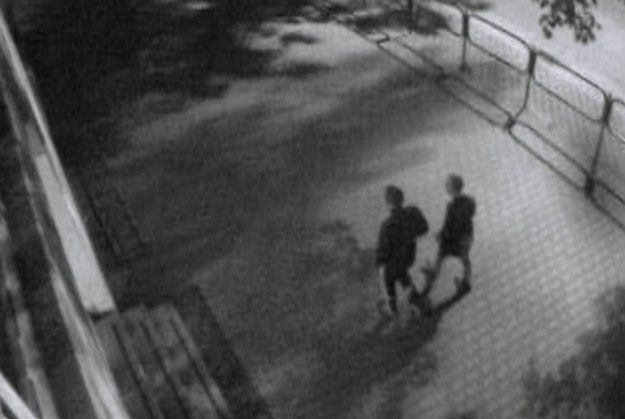 Seria podpaleń na poznańskim Sołaczu. Policja opublikowała nagranie, na którym widać osoby mogące mieć związek z podpaleniami