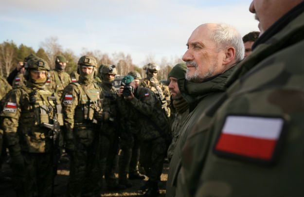 Antoni Macierewicz: jesienią ub.r. armia nie była w stanie obronić państwa; PO: to niepoważne