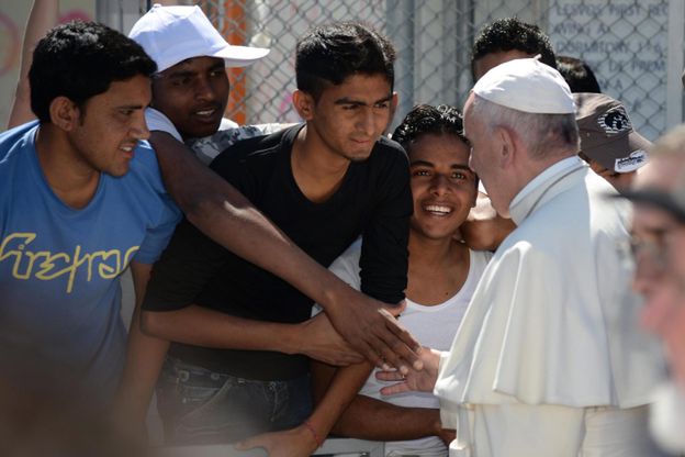 Papież: przybyłem na Lesbos, by zwrócić uwagę na kryzys humanitarny. W drodze powrotnej na pokład samolotu Francieszek zabrał 12 uchodźców