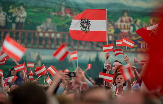 Węgierska prasa alarmuje: to nie Orban ani Kaczyński zagrażają Brukseli, tylko partie skrajnej prawicy i lewicy