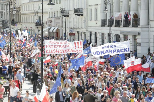 Grupiński po marszu KOD: od wizyty papieża w 1979 r. nie było takiego przekłamania liczby uczestników. Sasin: dane policji bardziej wiarygodne