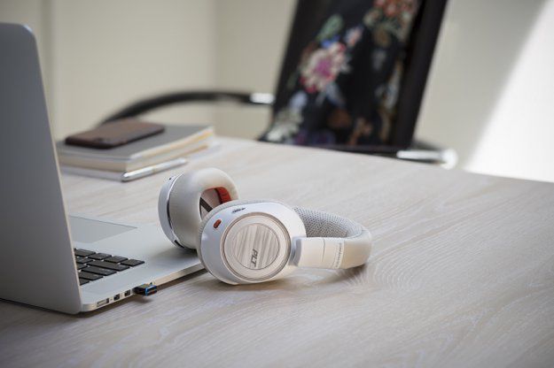 Plantronics Voyager 8200 Uc - słuchawki, które nie boją się hałasu