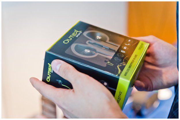 Creative - słuchawki douszne klasy audiofilskiej i sportowe słuchawki Outlier Sports