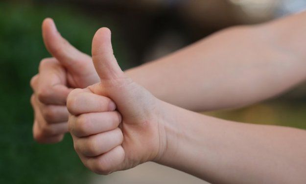 Naukowcy opracowali nakładkę, która zmienia palec w ładowarkę