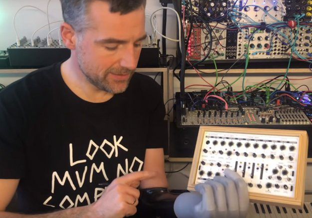 Muzyka z... protezy ręki