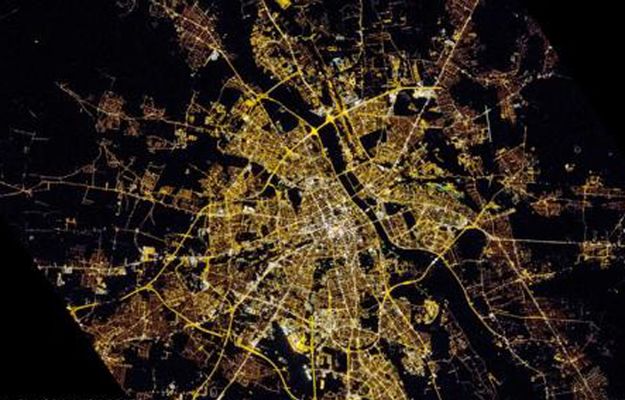 Niezwykłe zdjęcie Warszawy z kosmosu. "Widać nawet uliczki"