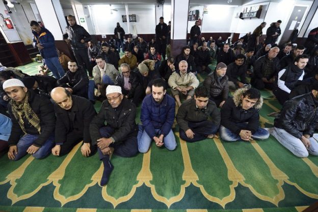 MSW Francji zapowiada zamykanie meczetów. Eksperci komentują: to nic nie zmieni