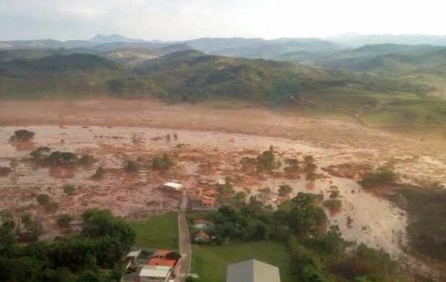 17 osób zginęło w wyniku złamania się zapory górniczej w Brazylii
