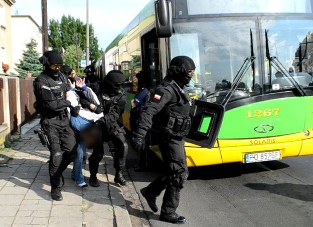 Bomba w tramwaju lub pociągu - czy pracownicy transportu publicznego wiedzą, jak zareagować?