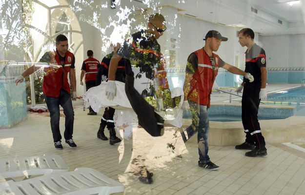 Setki zagranicznych turystów ewakuowanych z Tunezji po zamachu w Susie
